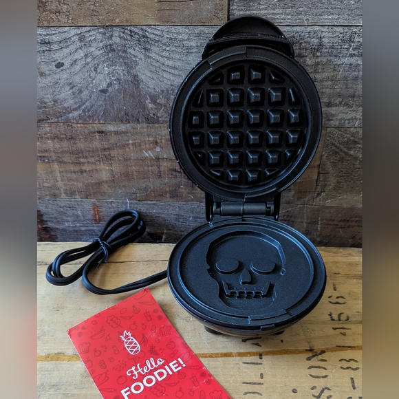 New in Box Dash Mini Skull Electric Waffle Maker - Picture 10 of 16
